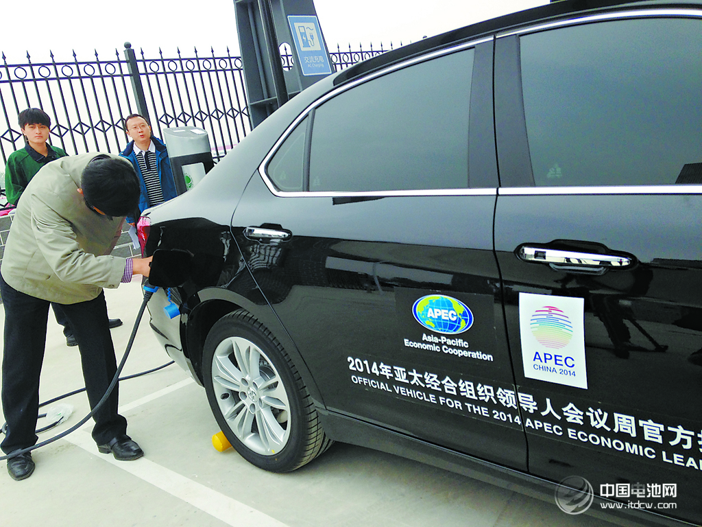 首都機場首座電動車充電站投運 1至2小時充滿 首都機場首座電動車充電站投運 1至2小時充滿