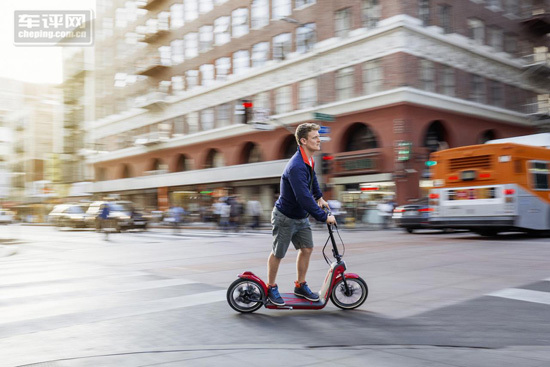 Mini電動滑板車搭載鋰電池組  時速可達25公里/小時