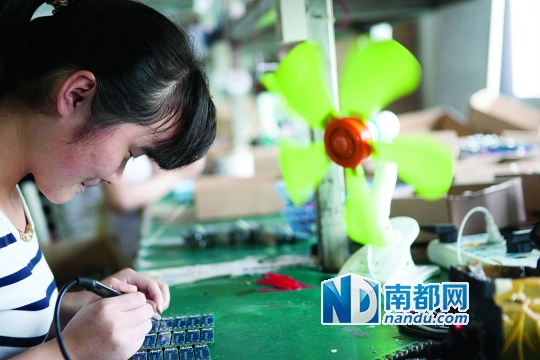 深圳龍華公安分局查出充電寶窩點 六塊電池三塊裝泥沙 深圳龍華公安分局查出充電寶窩點 六塊電池三塊裝泥沙