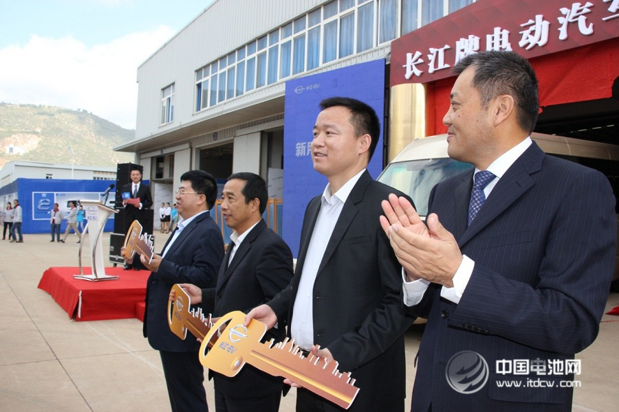 長江牌電動汽車首發車型下線  云南五龍正式投產