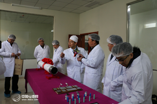 與會領導專家嘉賓參觀隔膜生產線 與會領導專家嘉賓參觀隔膜生產線