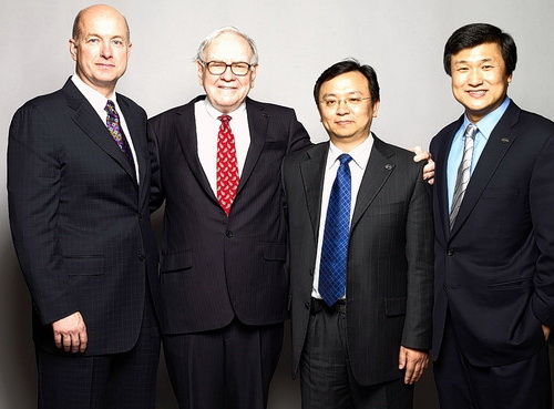 資料圖片：巴菲特（左二）與熱門接班人李祿（右一）。圖片來源 網絡