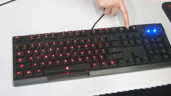 臺廠在CES展示可變色鍵盤、動態彎曲電池芯