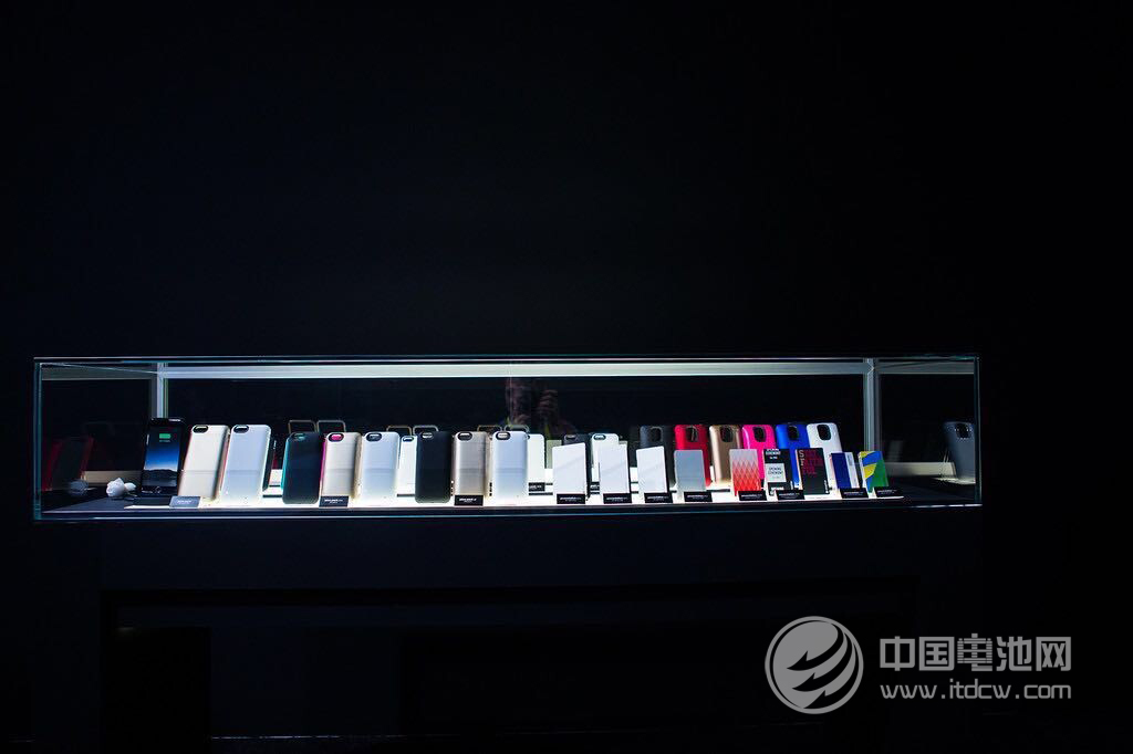 美國Mophie驚艷2015 CES  發(fā)布多款移動電源新品