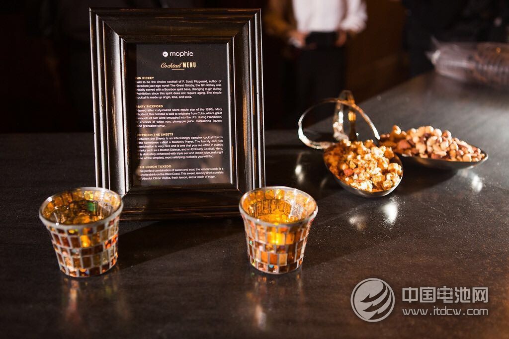 美國Mophie驚艷2015 CES  發(fā)布多款移動電源新品