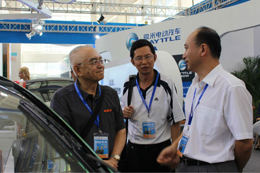 微米電動(dòng)汽車搶眼山東車展 E28車型顛覆傳統(tǒng)工藝