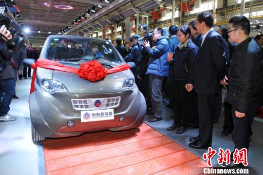 首輛碳纖維新能源電動(dòng)汽車在江蘇鹽城下線。　王亞洲　攝