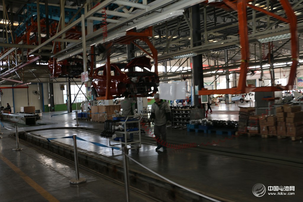 活動得到了山東省汽車行業(yè)協(xié)會的大力支持。圖為調(diào)研團(tuán)在山東德州——德州寶雅新能源汽車有限公司考察、交流。