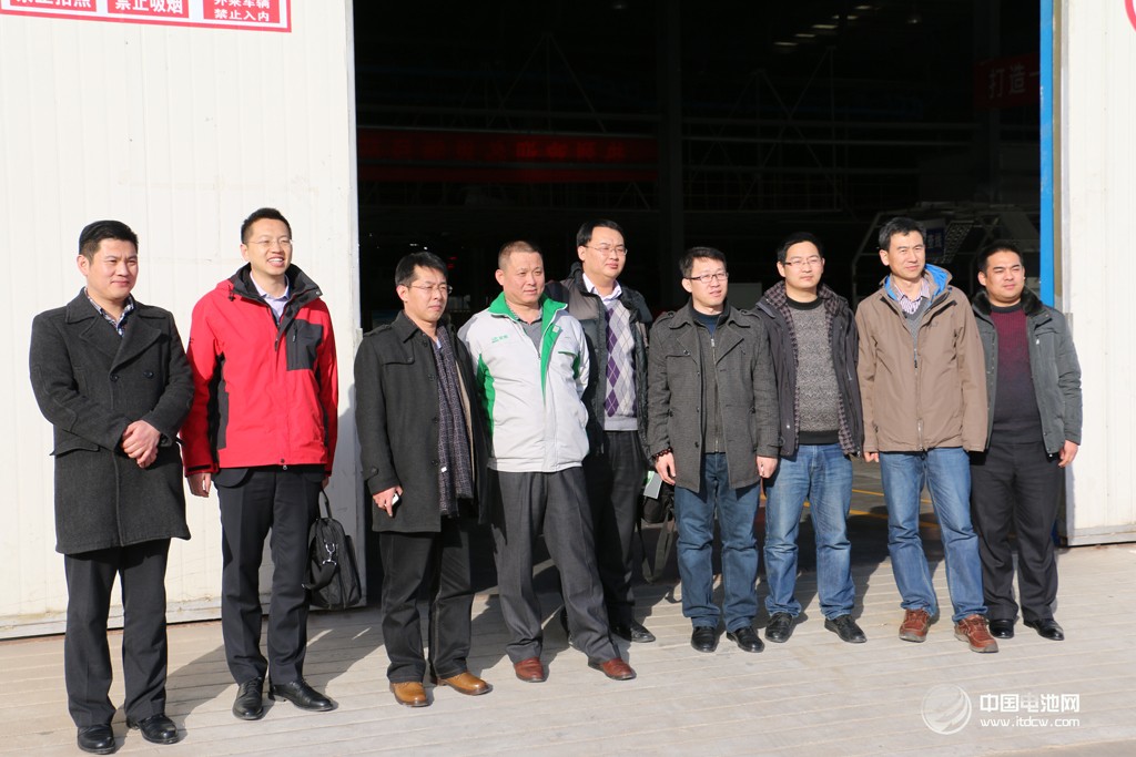 活動得到了山東省汽車行業(yè)協(xié)會的大力支持。圖為調(diào)研團(tuán)在山東德州——德州寶雅新能源汽車有限公司考察、交流。