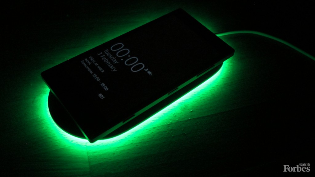 諾基亞DT-903 Qi無線充電器。