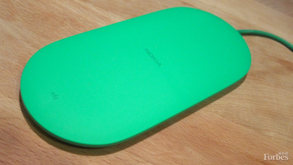 諾基亞DT-903 Qi無線充電器。