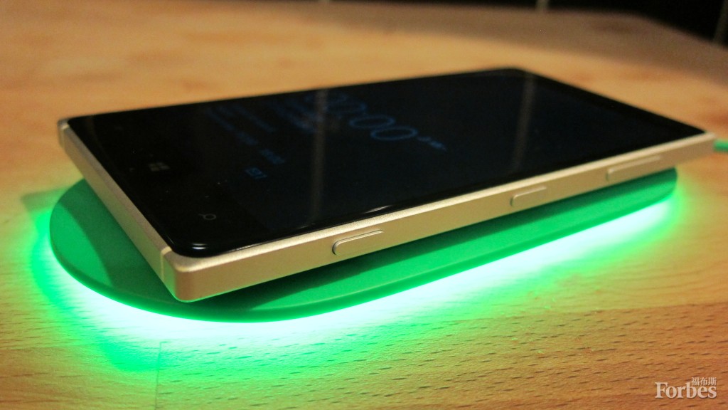 諾基亞DT-903 Qi無線充電器。