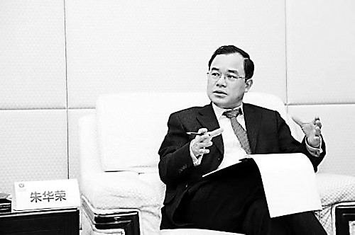 3月6日，長安汽車在重慶正式發(fā)布了面向未來10年的新能源汽車發(fā)展戰(zhàn)略。根據戰(zhàn)略內容，長安將以純電驅動為主線，同步發(fā)展插電式混合動力及純電動兩大技術平臺，力爭通過十年，推出34款產品，累積銷量達到200萬輛。為達到這一目標，未來十年，長安汽車將投入180億元，從研發(fā)、技術、供應、運營4個層面給予強力保障。對于這樣的宏大規(guī)劃，長安是如何考慮的？本報專訪了長安汽車總裁朱華榮。