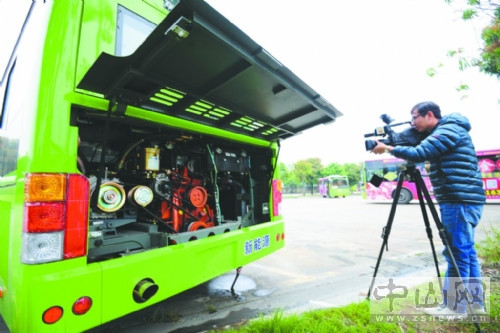 新能源公交車的尾部裝著新能源公交的核心動(dòng)力--電池組。 記者繆曉劍攝