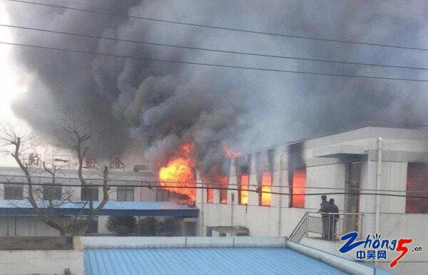 江蘇常州超創電池倉庫起火黑煙滾滾 消防速救挽損失 江蘇常州超創電池倉庫起火黑煙滾滾 消防速救挽損失