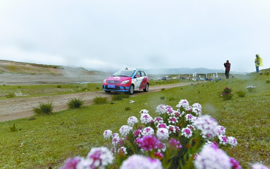 環(huán)湖電動(dòng)汽車(chē)?yán)? alt=