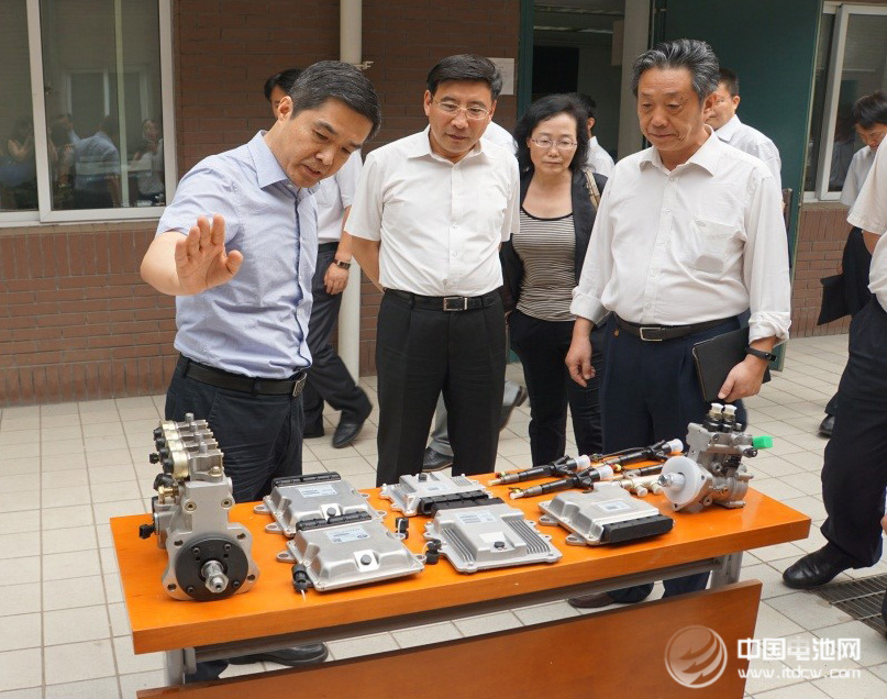 工信部部長苗圩參觀億華通燃料電池發(fā)動機(jī)等產(chǎn)品 工信部部長苗圩參觀億華通燃料電池發(fā)動機(jī)等產(chǎn)品