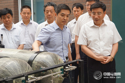 工信部部長苗圩參觀億華通燃料電池發(fā)動機(jī)等產(chǎn)品 工信部部長苗圩參觀億華通燃料電池發(fā)動機(jī)等產(chǎn)品