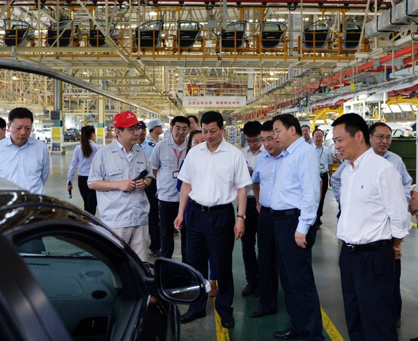 竺延風(fēng)到東風(fēng)汽車襄陽(yáng)基地調(diào)研 混合動(dòng)力公交助力襄陽(yáng)