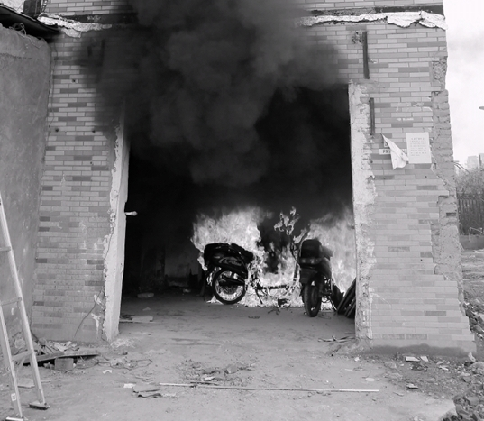 電動(dòng)車起火:3分鐘火場(chǎng)超千度 30秒毒氣覆蓋 電動(dòng)車起火:3分鐘火場(chǎng)超千度 30秒毒氣覆蓋