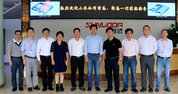 小米科技CEO雷軍參觀欣旺達  體驗小米產品生產環(huán)節(jié)