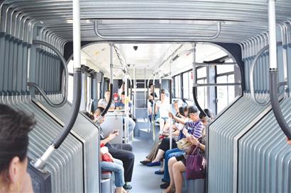 青島18米長雙源電車運行 邊行駛邊給電池充電