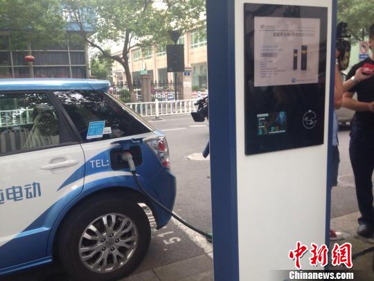 路燈桿“兼職”充電樁 杭州“智慧城市”管理新探索 路燈桿“兼職”充電樁 杭州“智慧城市”管理新探索