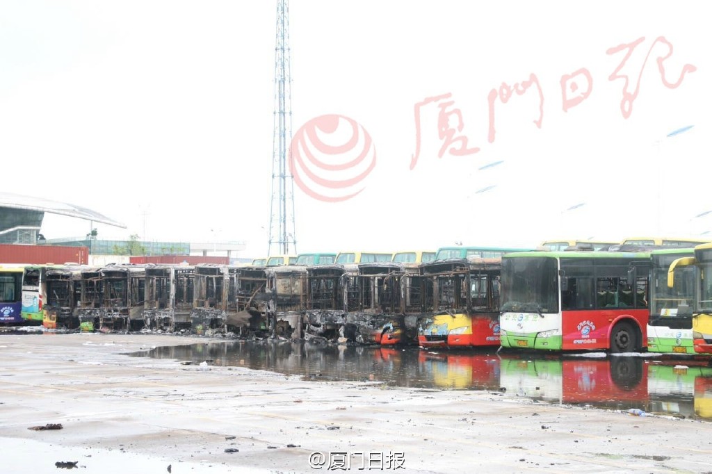 廈門公交場站起火 11車被燒損1人送醫途中身亡