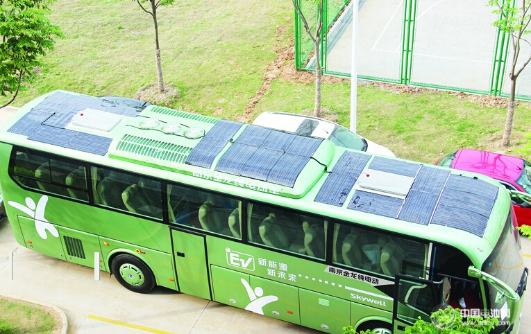南京金龍研發的太陽能電動大巴在南京上路