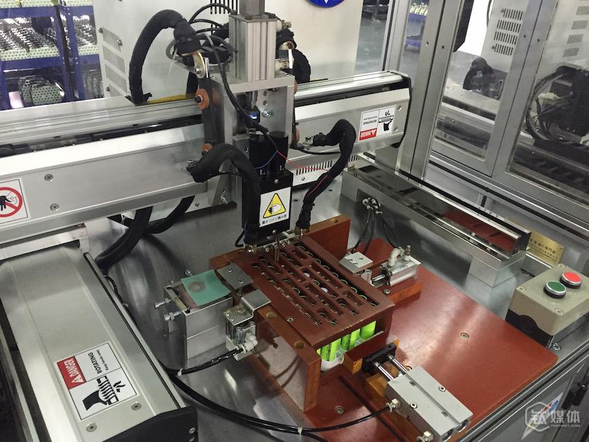 機器正在并聯焊接電芯