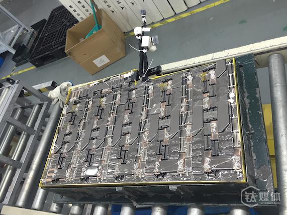 灌膠技術：電芯被特殊膠水固定，阻絕空氣