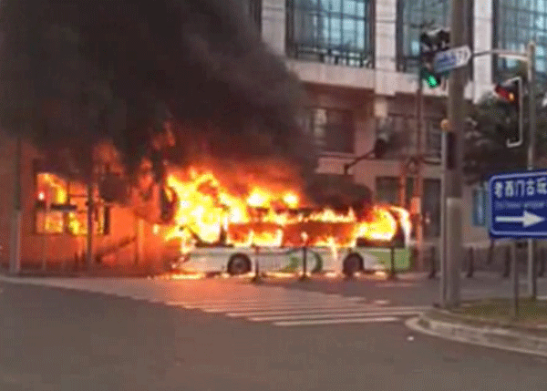 上海申沃超級電容公交車自燃 起火原因正在調(diào)查 上海申沃超級電容公交車自燃 起火原因正在調(diào)查