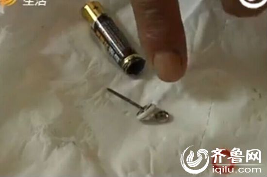 炸傷孩子眼睛的電池。（視頻截圖）