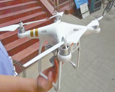 遙控飛機疑因信號被屏蔽 飛行途中電池墜地爆炸 遙控飛機疑因信號被屏蔽 飛行途中電池墜地爆炸