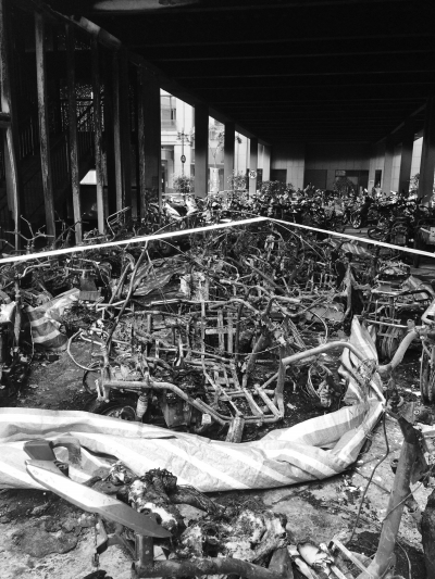 鄭州一小區(qū)300輛電動車共享4個插座 燒毀60余輛 鄭州一小區(qū)300輛電動車共享4個插座 燒毀60余輛