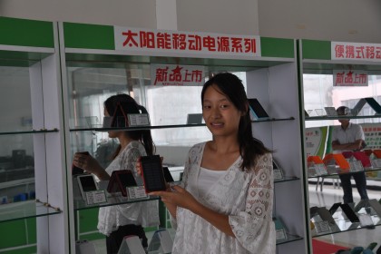 顛覆傳統(tǒng)充電模式 鄭州批量生產(chǎn)太陽能移動電源