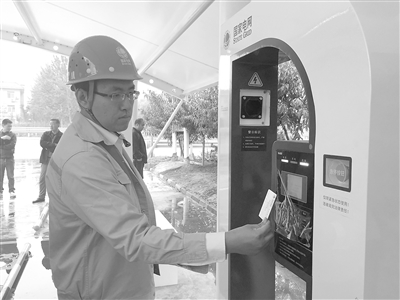 國網廊坊供電公司工作人員正在為電動汽車充電。記者張琳 攝