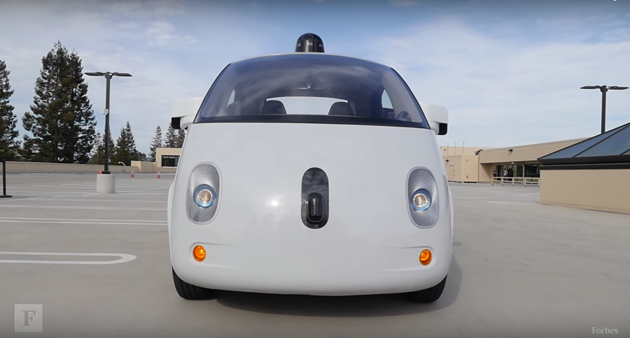 谷歌的自主駕駛汽車原型和安全駕駛員莎拉·漢尼根 谷歌的自主駕駛汽車原型和安全駕駛員莎拉·漢尼根