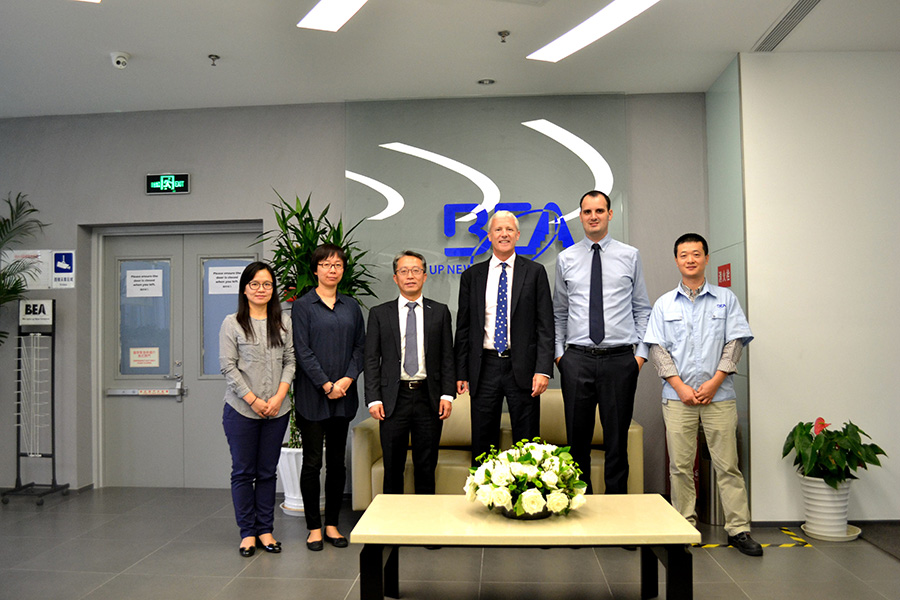 Andrew和張明與比業電子合影