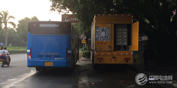 移動補電車正在給惠州5號線的純電動公交車充電