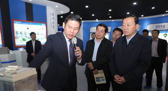 山東省副省長張務(wù)鋒蒞臨奧冠 綠色能源受贊 山東省副省長張務(wù)鋒蒞臨奧冠 綠色能源受贊