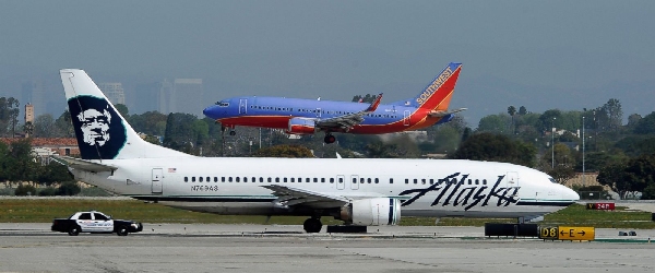 鋰電池又惹禍！阿拉斯加航空客機緊急備降