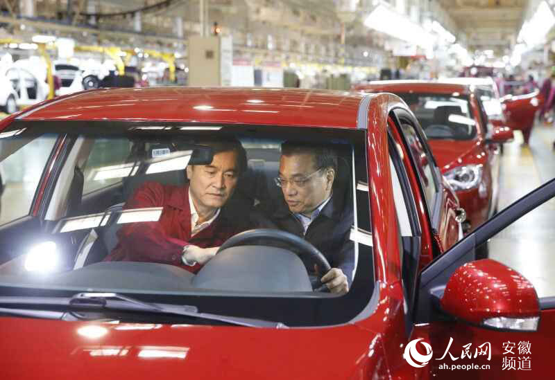 李克強考察江淮汽車:欣然同意與員工合影(圖) 李克強考察江淮汽車:欣然同意與員工合影(圖)