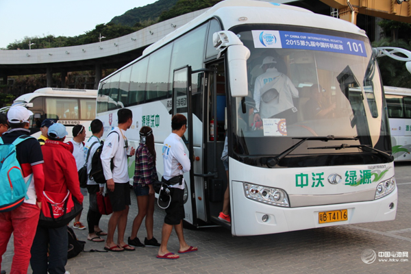 參賽選手有序登乘中沃綠源純電動大巴 參賽選手有序登乘中沃綠源純電動大巴