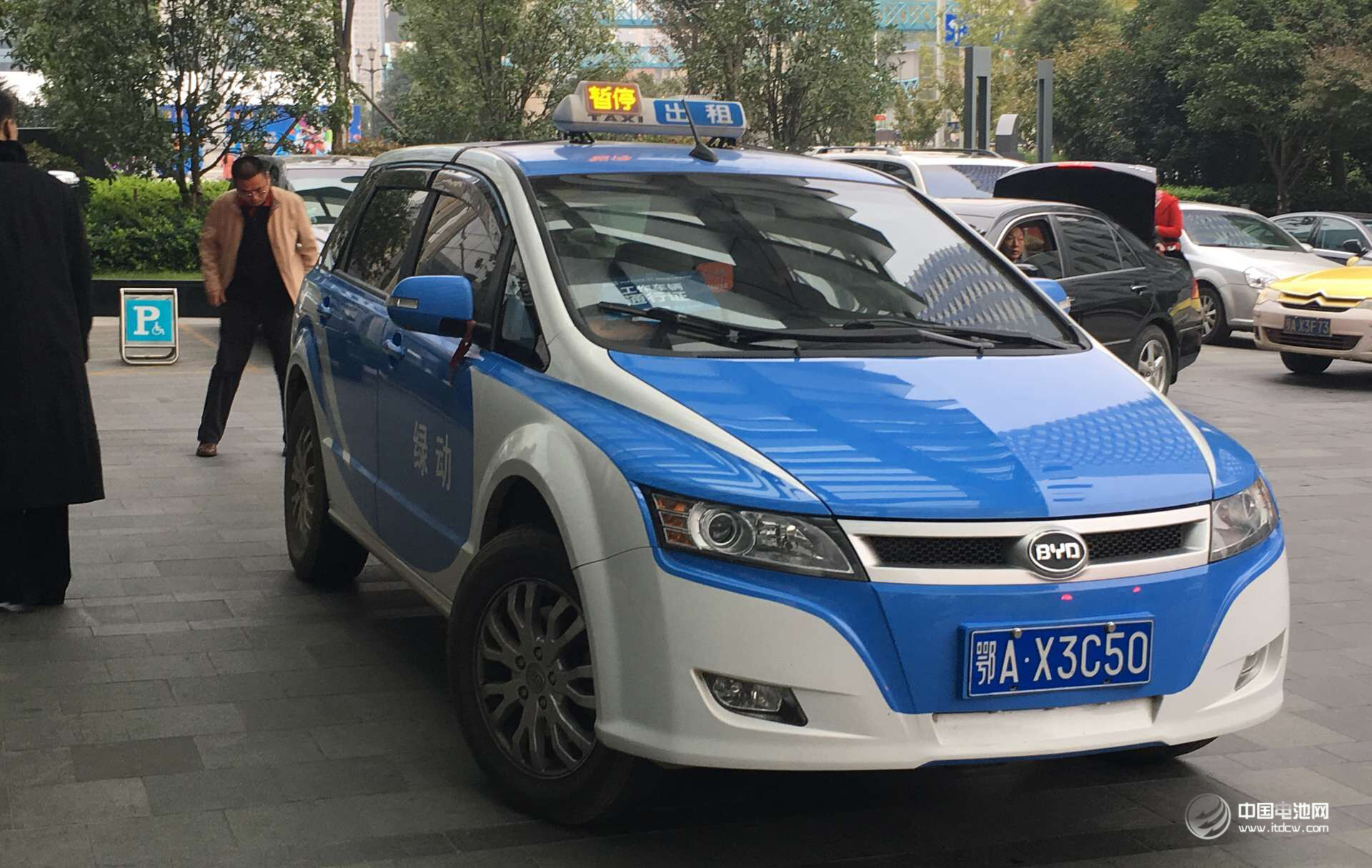 助力鋰電“達(dá)沃斯” 比亞迪提供新能源貴賓用車 助力鋰電“達(dá)沃斯” 比亞迪提供新能源貴賓用車