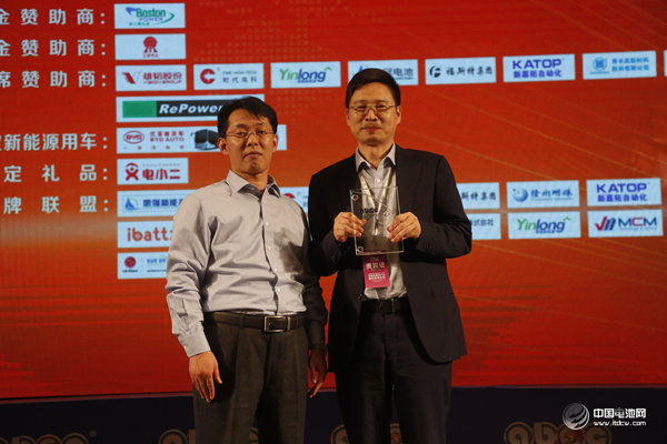 鋰電“達(dá)沃斯”論壇組委會(huì)授予比亞迪汽車股份有限公司K8純電動(dòng)客車、E6電動(dòng)車“新能源貴賓接待用車”榮譽(yù)獎(jiǎng)牌