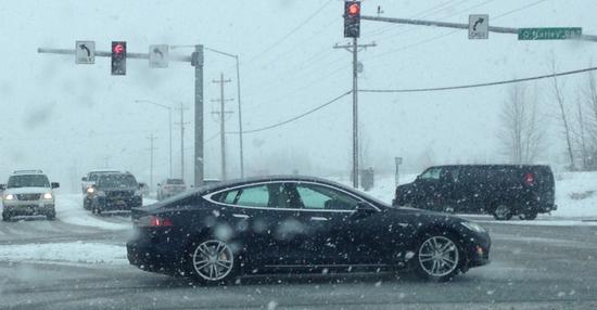 美國(guó)阿拉斯加州，一輛在雪天中行駛的特斯拉電動(dòng)汽車(chē)。