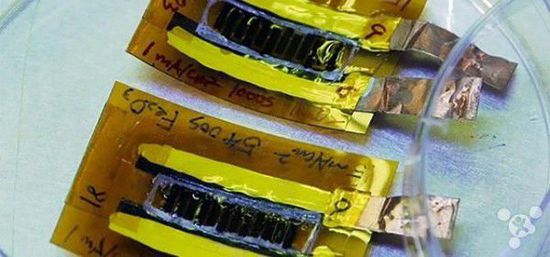 激光誘導(dǎo)石墨烯或?qū)⑷〈纱┐髟O(shè)備的電池 激光誘導(dǎo)石墨烯或?qū)⑷〈纱┐髟O(shè)備的電池