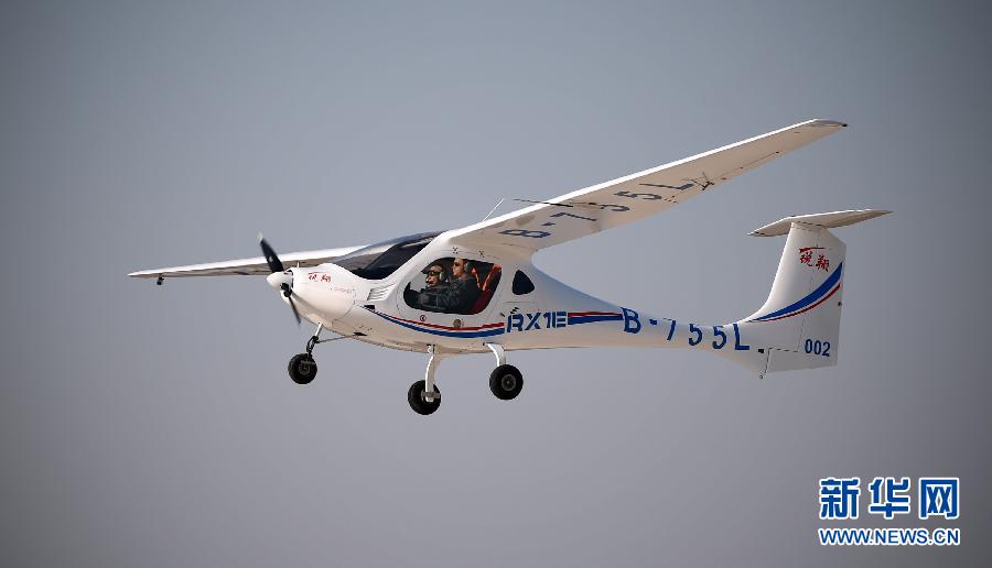 我國自主研制首款電動雙座輕型飛機獲頒生產許可證 我國自主研制首款電動雙座輕型飛機獲頒生產許可證