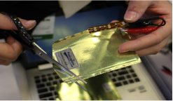 用剪刀減掉電池一角后，仍然能夠安全、正常工作的柔性全固態(tài)電池